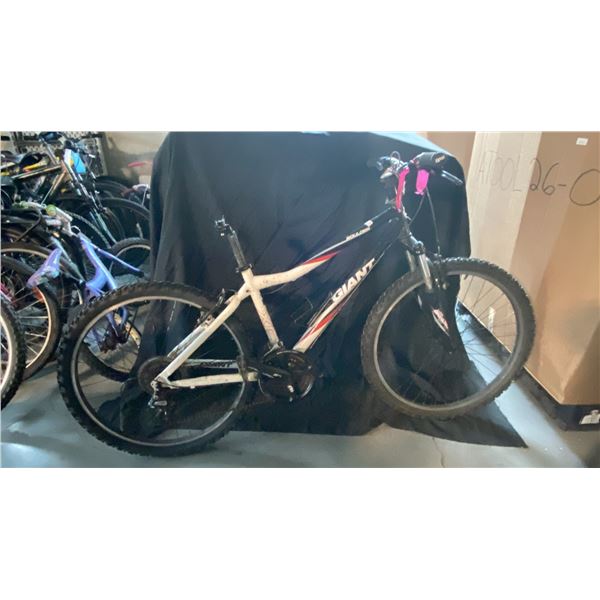 GIANT BOULDER 21 SPEED WHITE/RED/BLACK MOUNTAIN BICYCLE
