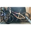 Image 2 : GIANT BOULDER 21 SPEED WHITE/RED/BLACK MOUNTAIN BICYCLE NO SEAT
