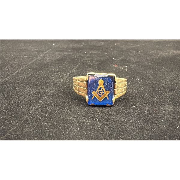 APPROX 10K MENS RING WITH MASONIC MOTIF SET WITH BLUE STONE (4G)