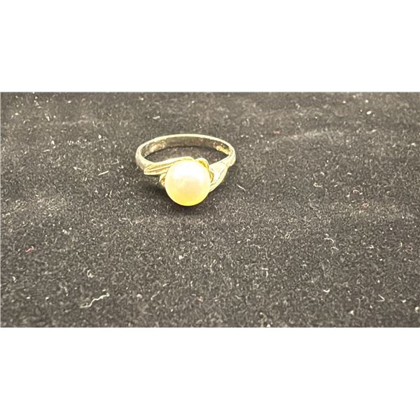 APPROX 18K LADIES RING SET WITH PEARL (4.4G)