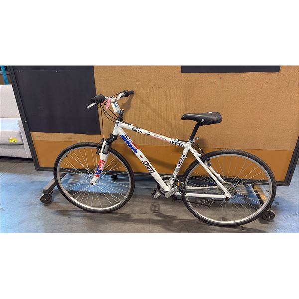 WHITE K2 ESCAPE 21-SPEED FRONT-SUSPENSION HYBRID/COMFORT BIKE