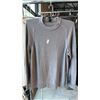 Image 3 : ASSORTMENT OF ATHLETIC CASUAL TRAVEL APPAREL ITEMS MIXED SIZES