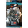 Image 1 : ASSORTMENT OF ATHLETIC AND CASUAL APPAREL ITEMS MIXED SIZES / 5 UNITS LOOSE