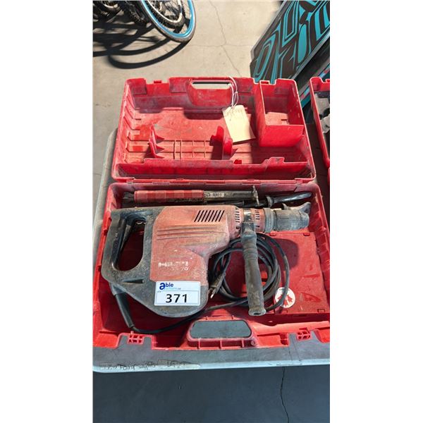 HILTI TE 70 HEAVY-DUTY SDS MAX COMBINATION ROTARY HAMMER WITH ATTACHMENTS IN A PLASTIC HARD CASE