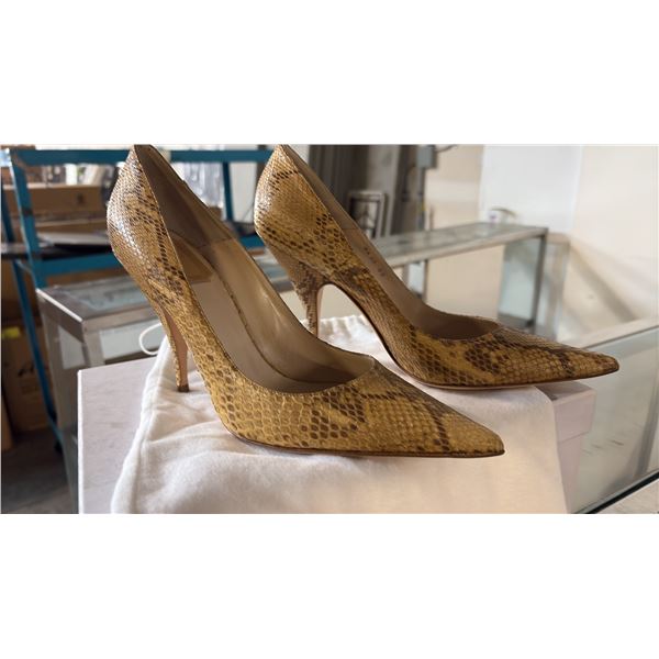 LADIES SNAKE PRINT PUMPS SIZE 38 (7.5)
