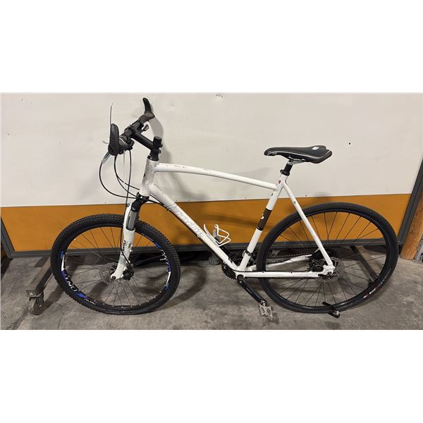 WHITE DYNAMO SIZE XL 59CM 24-SPEED SR SUNTOUR NEX LOCKOUT DISC BRAKES URBAN COMMUTER BIKE