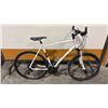 Image 2 : WHITE DYNAMO SIZE XL 59CM 24-SPEED SR SUNTOUR NEX LOCKOUT DISC BRAKES URBAN COMMUTER BIKE
