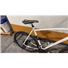 Image 3 : WHITE DYNAMO SIZE XL 59CM 24-SPEED SR SUNTOUR NEX LOCKOUT DISC BRAKES URBAN COMMUTER BIKE