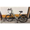 Image 1 : METALLIC BEIGE COMFORT AURA 8-SPEED 48V 500W REAR HUB MOTOR SR SUNTOUR NVX HYDRAULIC DISC BRAKES