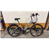 Image 2 : METALLIC BEIGE COMFORT AURA 8-SPEED 48V 500W REAR HUB MOTOR SR SUNTOUR NVX HYDRAULIC DISC BRAKES