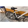 Image 3 : WHITE GLOSSY HAWRELAK SERIES FRONT-SUSPENSION ALUMINUM FRAME 24-SPEED DRIVETRAIN UPRIGHT BIKE