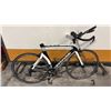 Image 2 : BLACK/WHITE CANNONDALE SLICE TRI AXIAL HOURGLASS SYSTEM INTEGRATION AERO 30-SPEED RACING BICYCLE