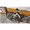 Image 3 : BLACK/WHITE CANNONDALE SLICE TRI AXIAL HOURGLASS SYSTEM INTEGRATION AERO 30-SPEED RACING BICYCLE
