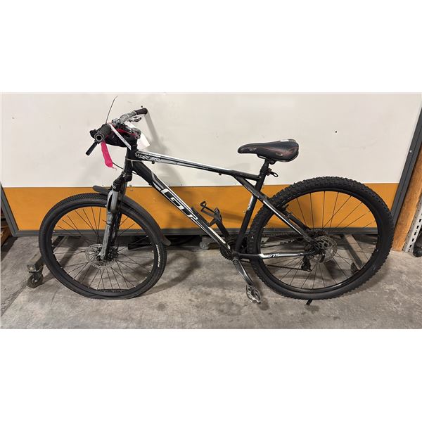 BLACK/WHITE AGGRESSOR SERIES 30-SPEED WIDE-RATIO INDEX GEARING TRIPLE TRIANGLE MOUNTAIN BICYCLE