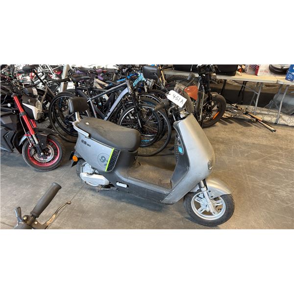 GREY/BLACK  LUYUAN LY1200DT-7A LIQUID-COOLED ELECTRIC SCOOTER / MOPED