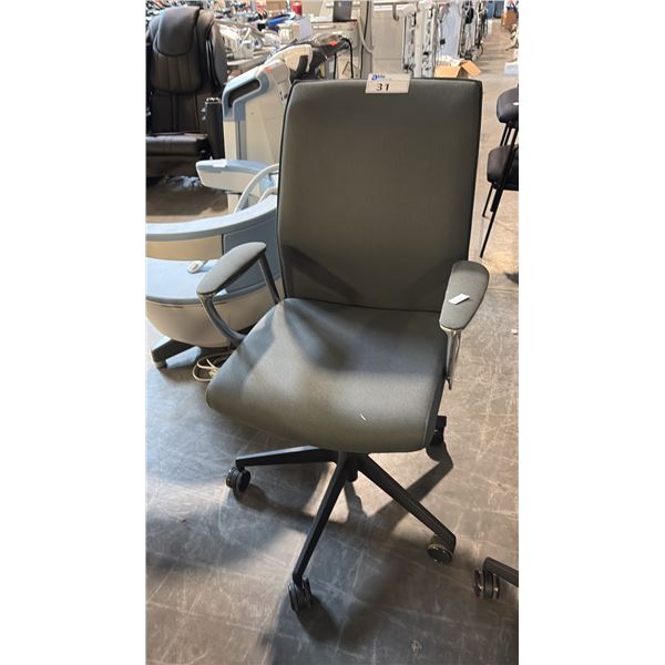 KRUG DORSO HI-BACK UPHOLSTERED OFFICE/CONFERENCE CHAIR