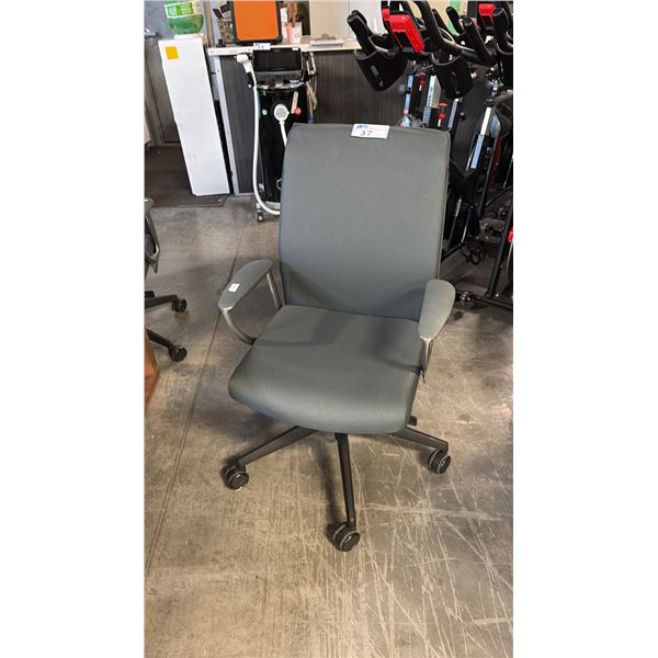 KRUG DORSO HI-BACK UPHOLSTERED OFFICE/CONFERENCE CHAIR