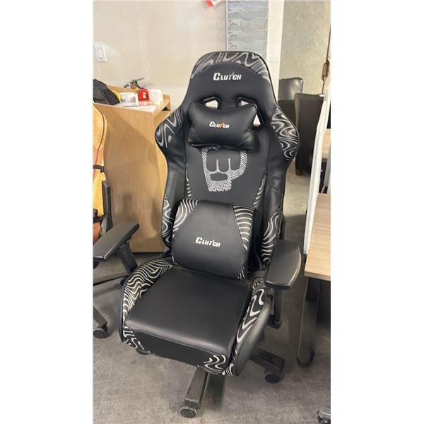 BLACK CLUTCH GAMING CHAIR NEW IN BOX