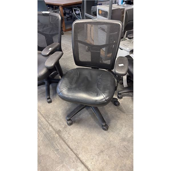 BLACK MESH-BACK MID-BACK TASK CHAIR