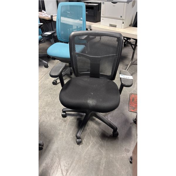 BLACK MESH MID-BACK TASK CHAIR