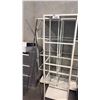 Image 2 : SHELVES: STEEL FRAME, TEMPERED GLASS FIXED INSERTS. STAND: NICKEL/CHROME-PLATED STEEL.
