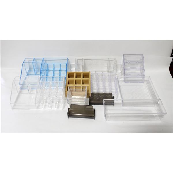LOT OF ACRYLIC DISPLAYS