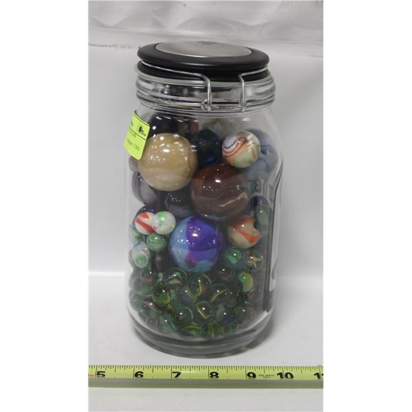 LOT OF COLLECTIBLE GLASS MARBLES