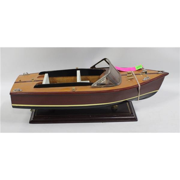 VINTAGE WOODEN CLASSIC RUNABOUT SPEEDBOAT