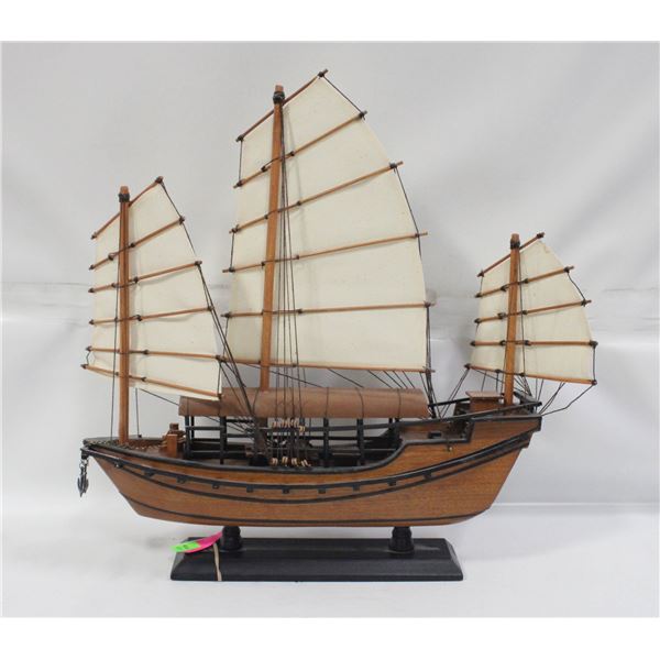 VINTAGE HERTIAGE MINT CHINESE SAILING VESSEL