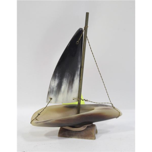 VINTAGE MINATURE GENIUNE HORN BONE SINGLE MAST