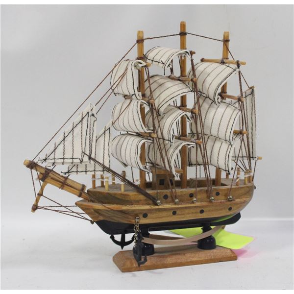 VINTAGE COLORFUL WOODEN CATBOAT MODEL WITH