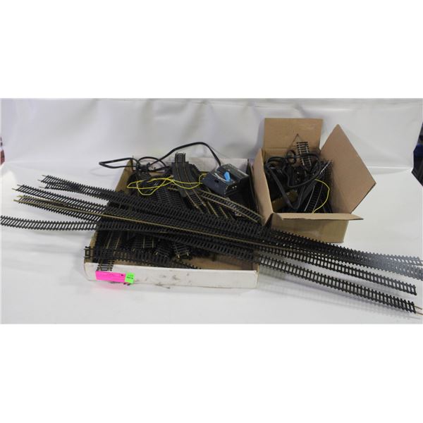 LOT OF TRAIN RAILROAD TRACK WITH TYCO PACK