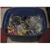 Image 1 : TOTE OF VARIOUS POP CULTURE FIGURES