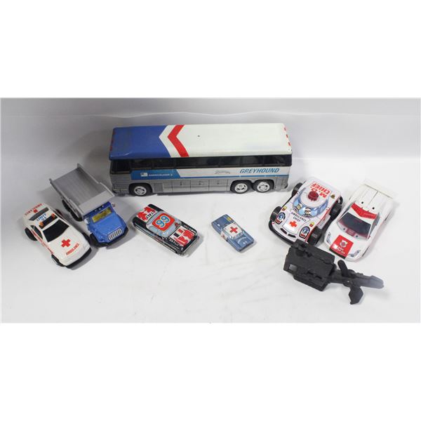 BOX OF VINTAGE EMERGENCY SERVICES CARS AND GREY