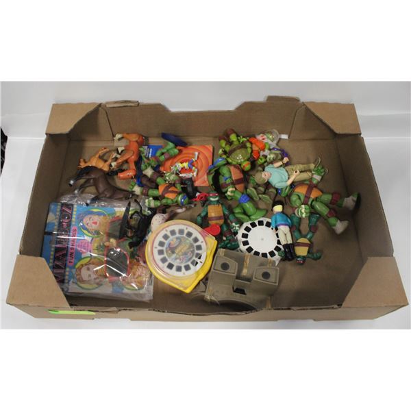 FLAT OF VINTAGE TOYS/FIGURES INCLUDING