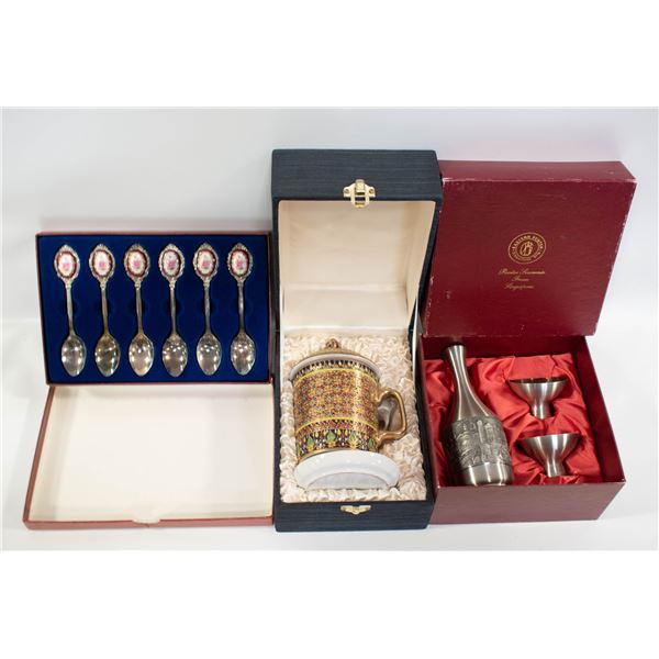 COLLECTABLE ESTATE WARE IN CASES