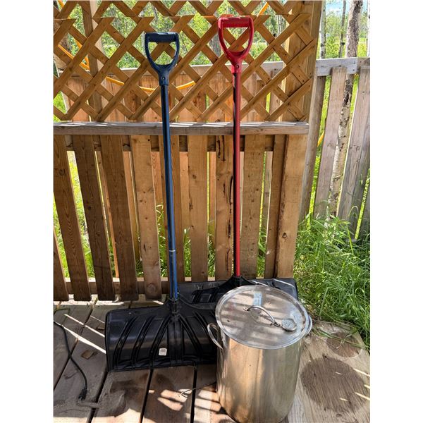 Large Stainless Steel Stock Pot With Insert and Outdoor Thermometer