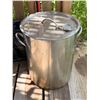 Image 2 : Large Stainless Steel Stock Pot With Insert and Outdoor Thermometer