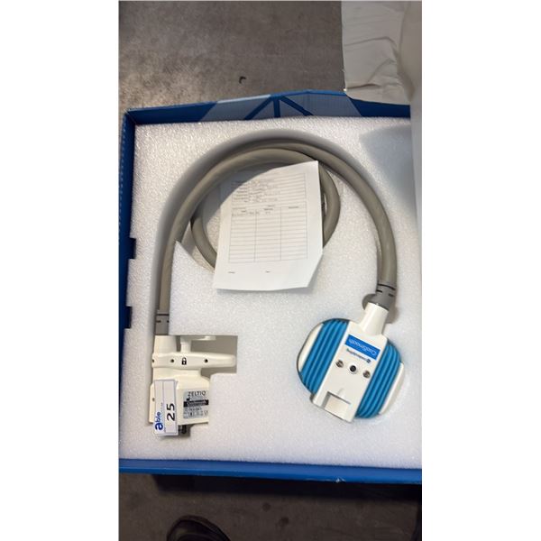 ZELTIQ COOLSMOOTH BRZ-AP1-091-000 FLAT, SUCTION-FREE HANDPIECE TARGETS HARD-TO-PINCH OUTER THIGHS.