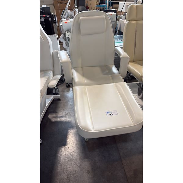 SX 1148486 PROFESSIONAL WHITE HYDRAULIC MEDICAL SPA TREATMENT CHAIR/MECHANICAL BED