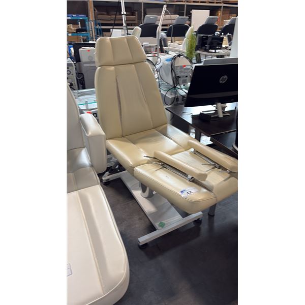 WHITE HYDRAULIC NON-ELECTRIC MEDICAL SPA TREATMENT CHAIR MECHANICAL BED - COSMETIC SURFACE WEAR