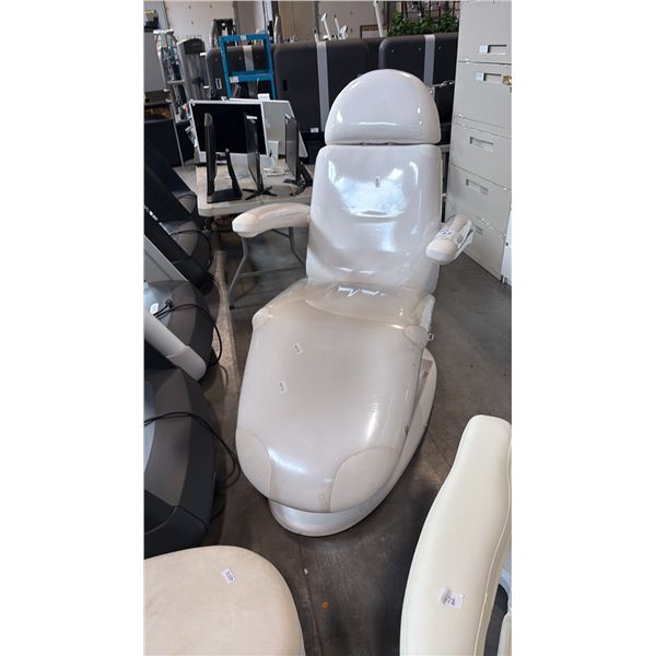 WHITE HYDRAULIC NON-ELECTRIC MEDICAL SPA TREATMENT CHAIR - COSMETIC SURFACE WEAR