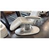 Image 2 : WHITE HYDRAULIC NON-ELECTRIC MEDICAL SPA TREATMENT CHAIR - COSMETIC SURFACE WEAR