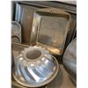 Image 6 : Vintage Aluminum Bakeware Lot