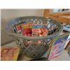 Image 5 : VINTAGE Electric Toaster and Assorted Magazines