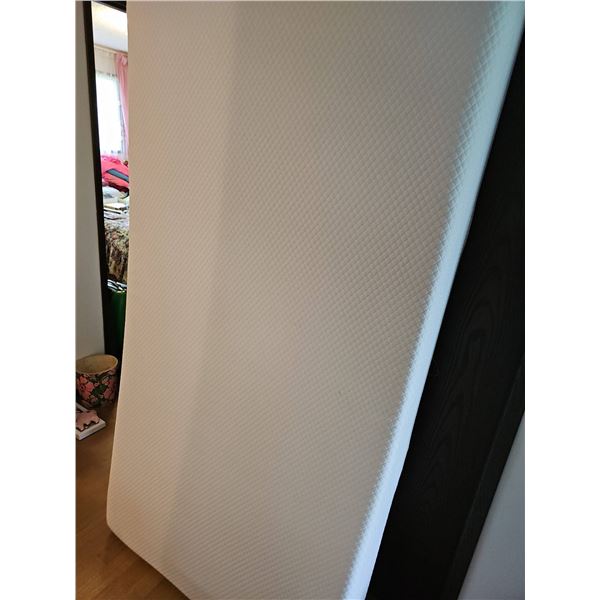 Single Memory Foam Mattress with CertiPUR-US Tag-Like New Condition