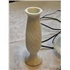 Image 3 : Lot: Milk Glass, Crystal, Lamp
