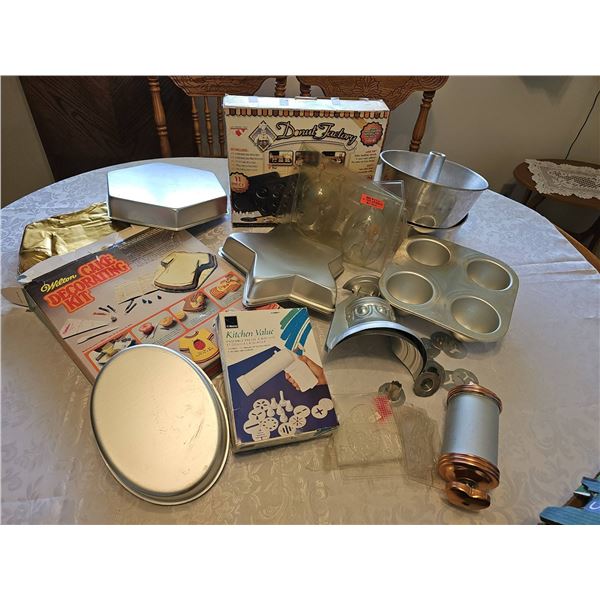 Wilton Cake Decorating and Bakeware Lot