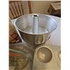 Image 7 : Wilton Cake Decorating and Bakeware Lot