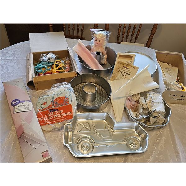 Bakers Delight! Wilton Cake Decorating Tools and Pans Lot